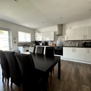 Spacious Holiday Near Tube Station - By Starlet Holiday home London